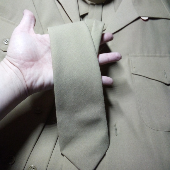 Army shirts, 1 long sleeve 3 short sleeve, and 1 tie - Picture 5 of 7